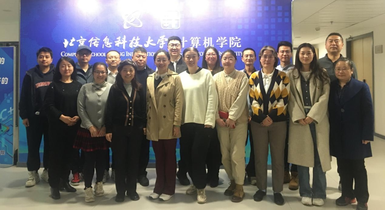 一群人站在一起合影 描述已自动生成